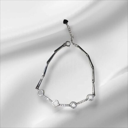 Silberarmband mit funkelnden Ringen – Eleganz, die heraussticht.