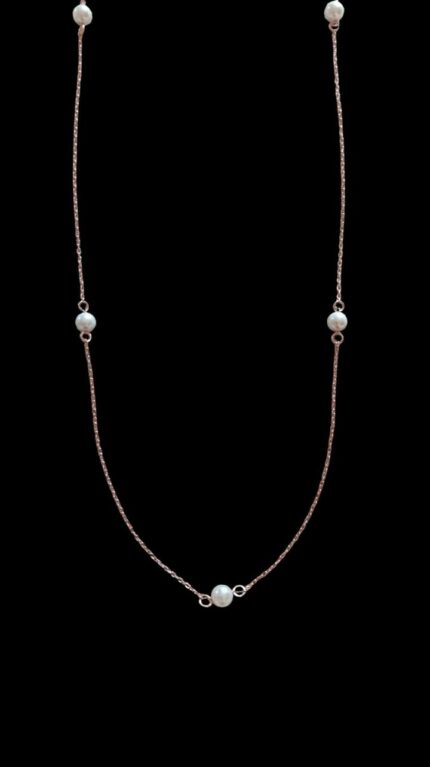 Lange Halskette in Roségold mit Perlen – Eleganz & Glanz.