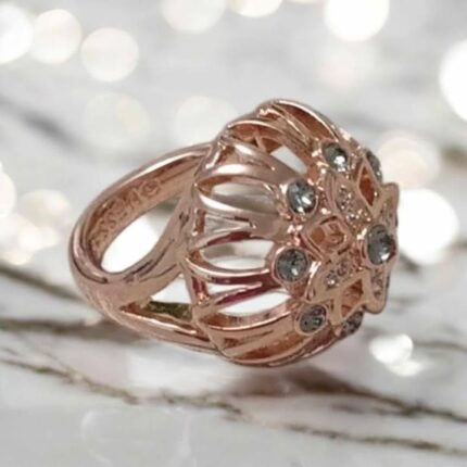 Guess Jewels Ring mit Blumenmotiv in Roségold.