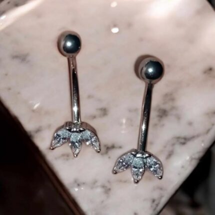 Funkelndes Bauchnabelpiercing aus Edelstahl mit weißen Zirkonia.