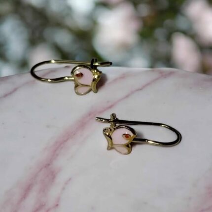 Magische Kinder-Hängeohrringe mit rosa Schmetterlingen – Silber in Gold.