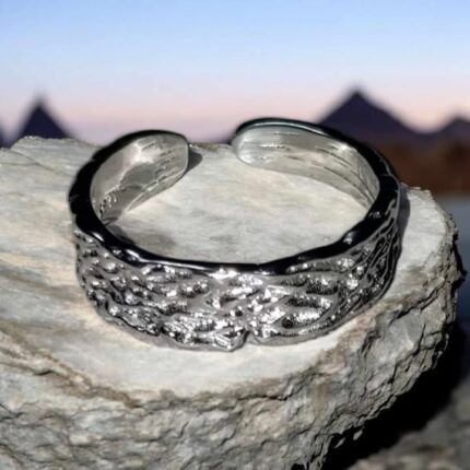 Silberner Ring mit verstellbarer Größe.