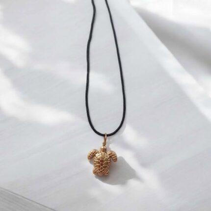 Golden Turtle” – Unisex Metallanhänger Schildkröte