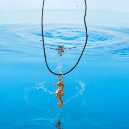 Golden Seahorse” – Unisex Metallanhänger Seepferdchen