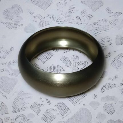 Statement-Armreif in Bronze – Der ultimative Blickfang am Handgelenk.