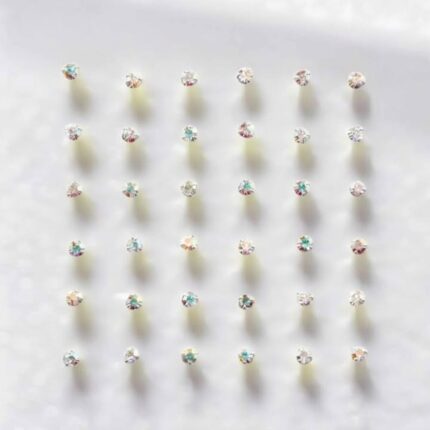Silbernes Nasenpiercing mit kleinem irisierendem Strass – Dezente Eleganz