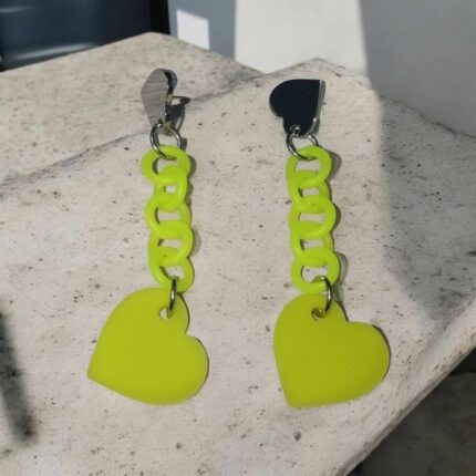 Gelbe Herz-Ohrringe mit Kette.