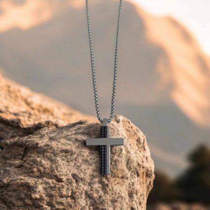 Männliches Edelstahl-Kreuz Silber & Schwarz – Das Ultimative Stil-Symbol.