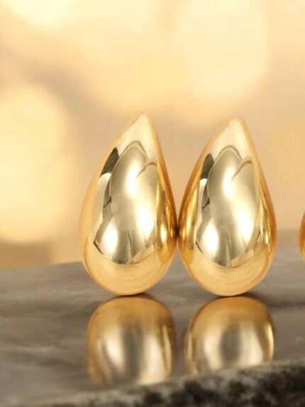 Golden Tear Drops – Tropfenförmige Ohrringe im glänzenden Goldfinish.
