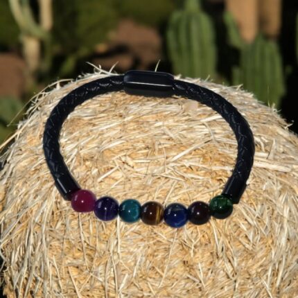 Schwarzes Herrenarmband aus Kunstleder mit bunten Schmuckperlen.